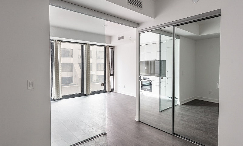 Stunning Condo On Yo...