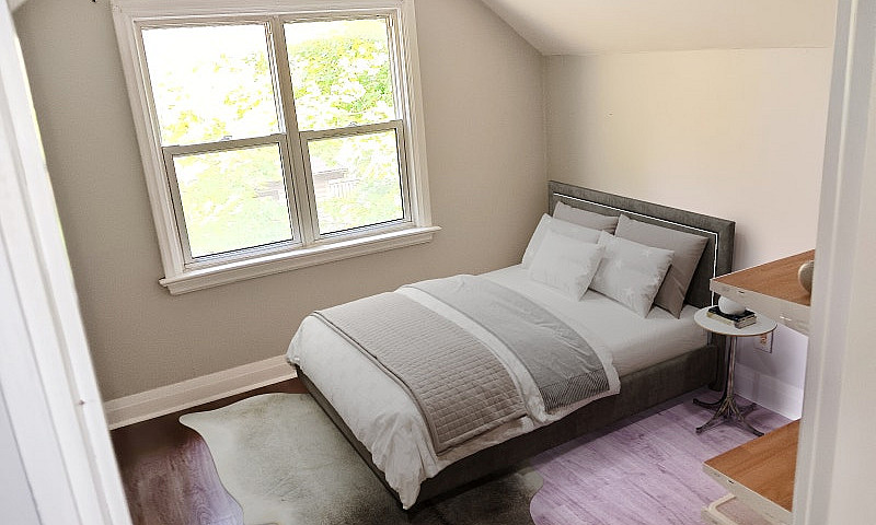 Cozy Second Floor Fl...