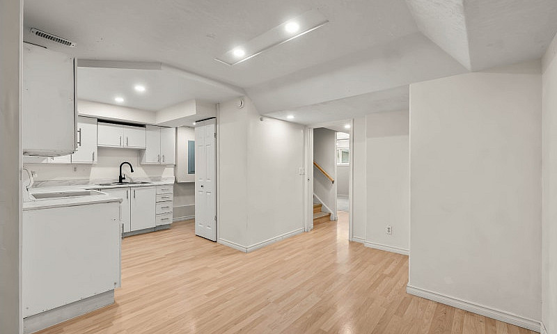 3 Bedroom Basement S...