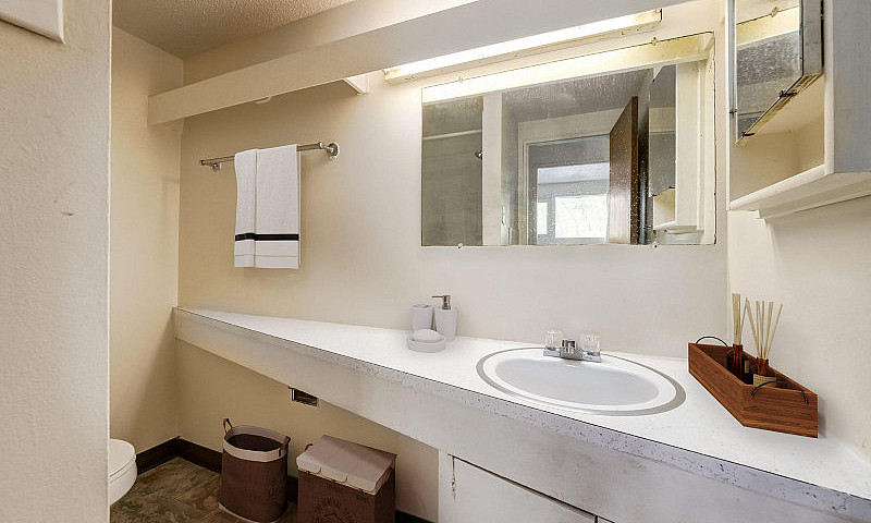 Renovated 1Br Apt Ne...