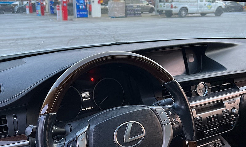 Lexus Es300H ...