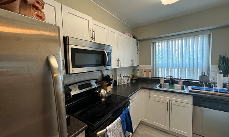 **1Bed 1Bath Condo F...