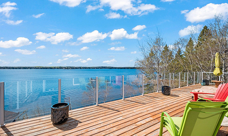 Falcon Lakefront Cot...