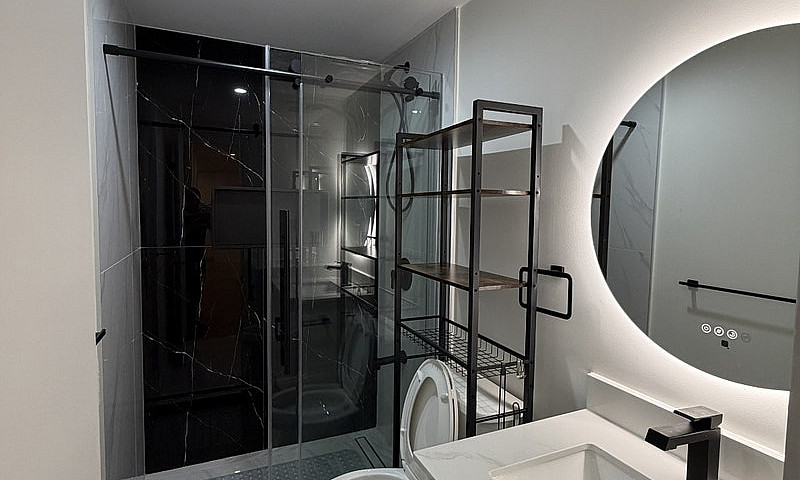 Modern 2-Bedroom Leg...