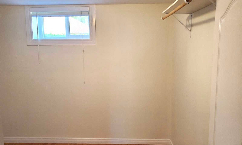 Basement Suite For R...