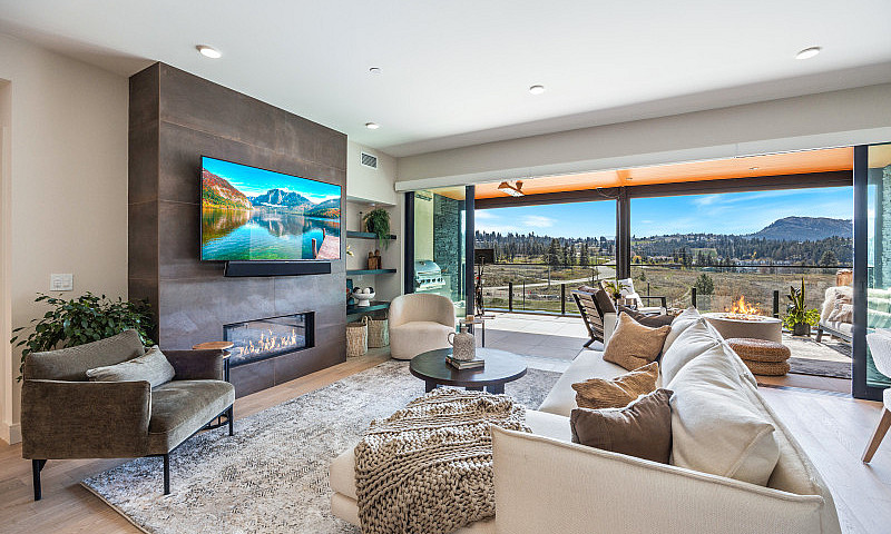 Exquisite Condo Livi...