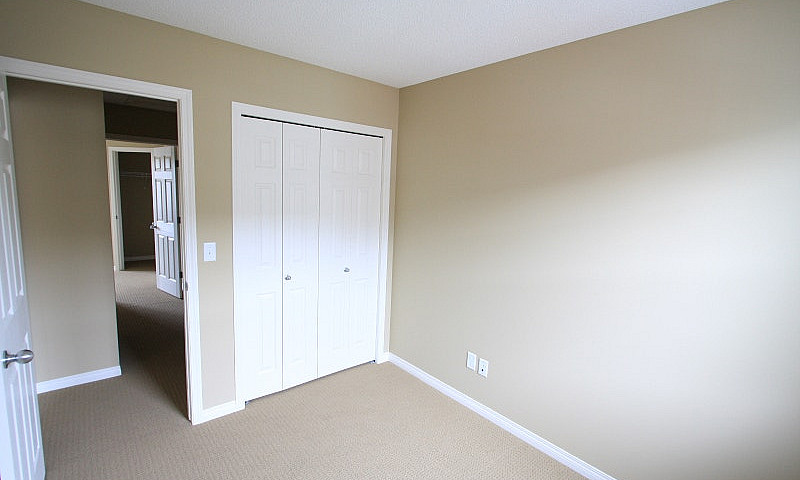 Immaculate Townhouse...