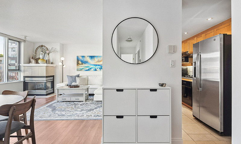 Live In A Newly Furn...