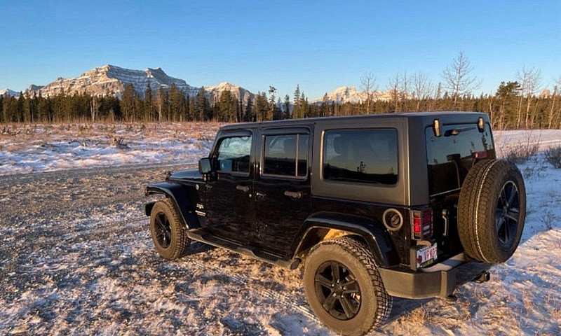 Jeep Wrangler Sahara...