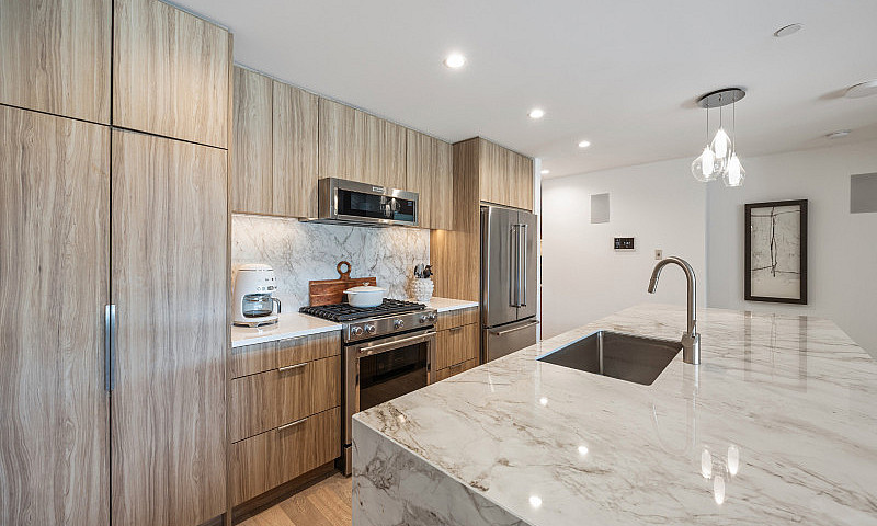 Exquisite Condo Livi...