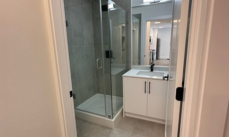 Modern 2 Bedroom Bas...