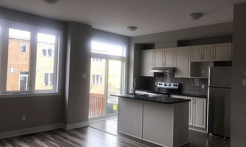 3Bds, 2.5 Baths Town...