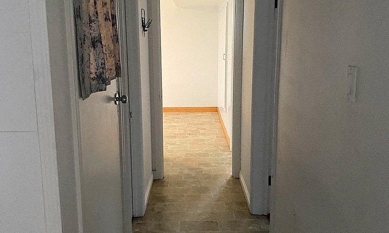 Bright 2 Bedroom Bas...