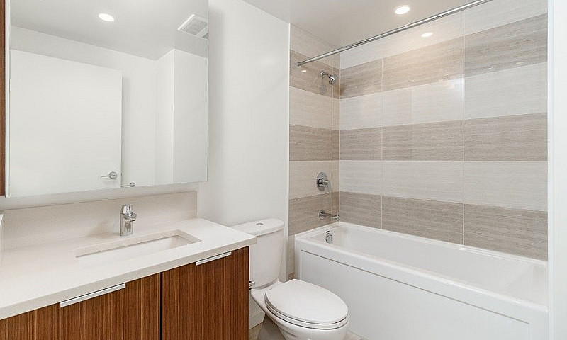2 Bedrooms Plus Den,...