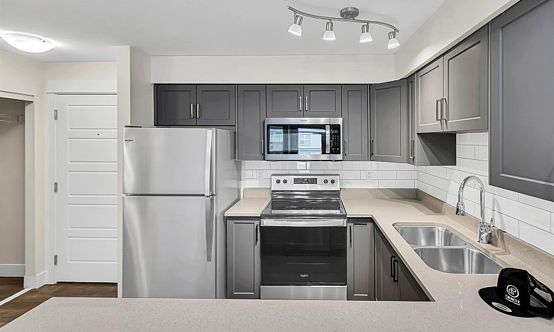 Modern 2 Bed Condo I...