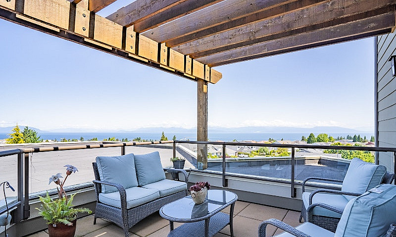 2 Bed/2 Bath Oceanview Penthouse Condo In North Nanaimo in British ...