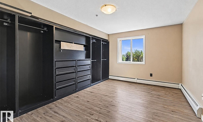 Bright 2 Bed + Den C...