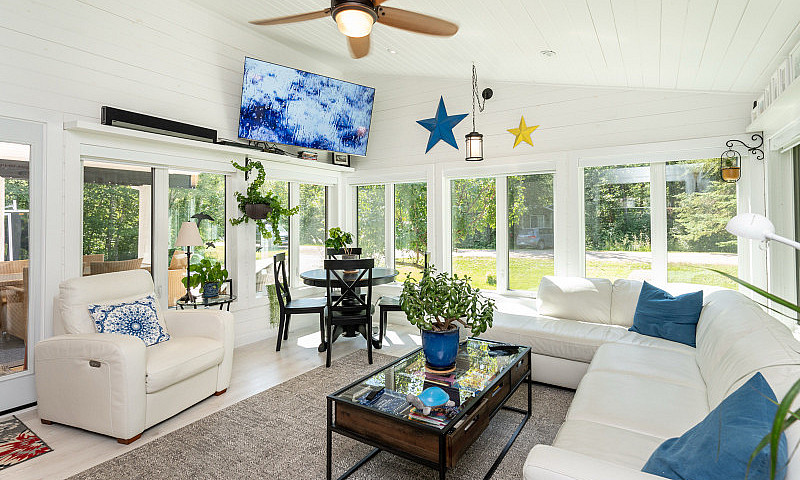House With Guest Cot...