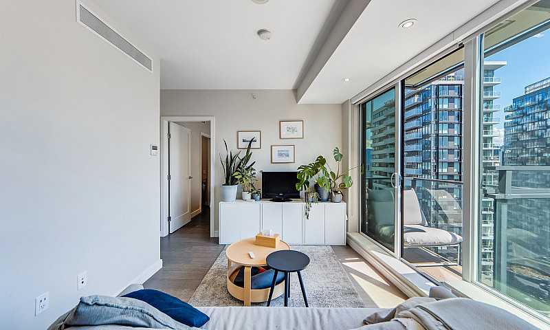 1 Br And Den Condo I...