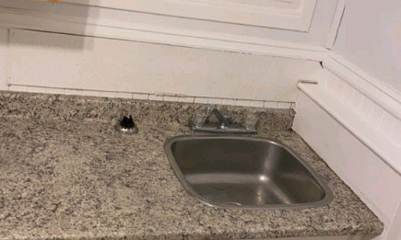 **** Top Floor 2 Bed...