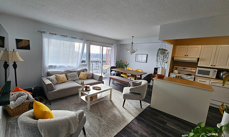 Bright 2-Bedroom Cor...