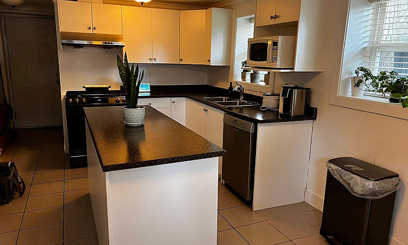 Bright 1 Bedroom Sui...