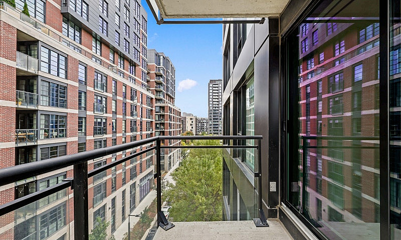 Large 1B1B Condo In ...