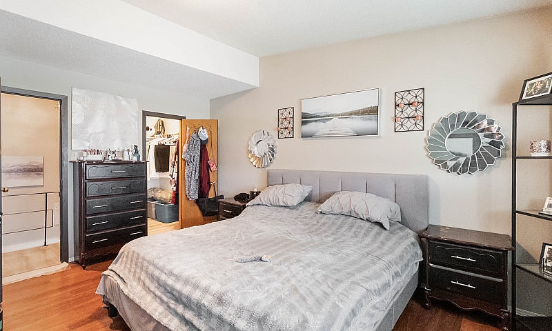Townhouse Style 4-Pl...