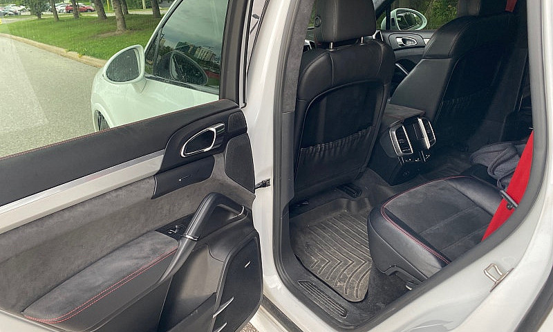 Porsche Cayenne Gts...
