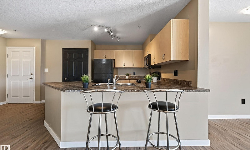 Bright 2 Bed + Den C...