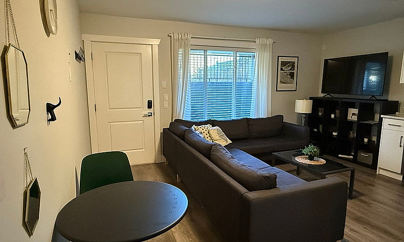 Spacious & Bright 1-...