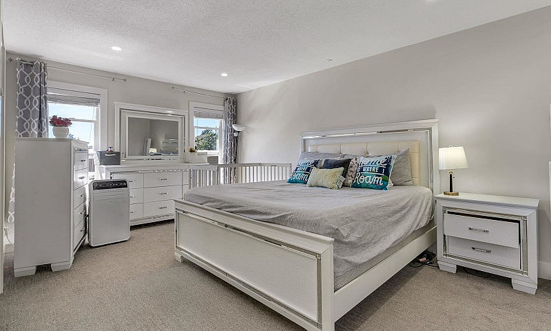 4 Beds 2.5 Baths Hou...