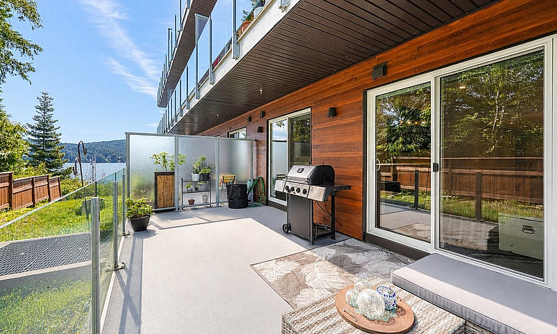 Oceanfront Condo Liv...