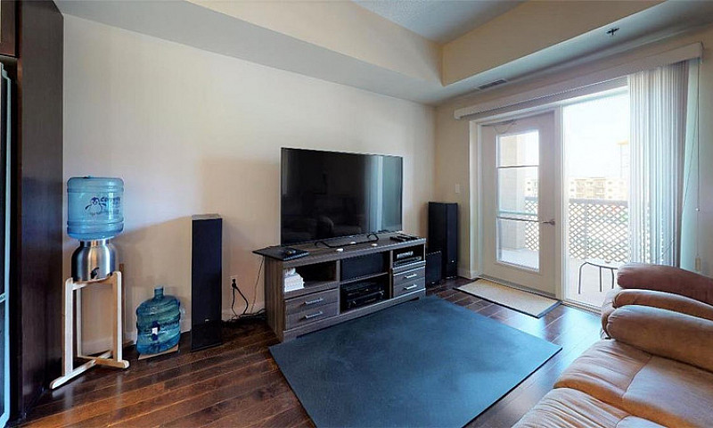 1 Bedroom + 1 Den Co...
