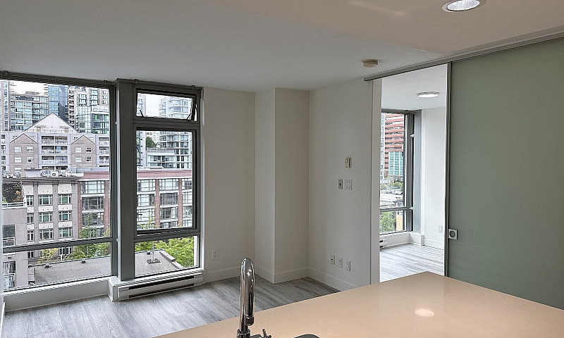 1-Bedroom + Den In Y...