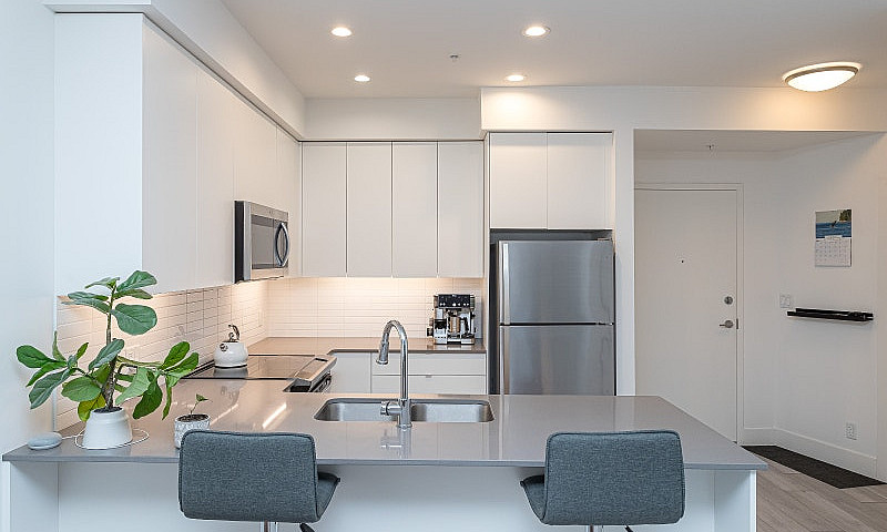 1 Bed +Den Condo In ...