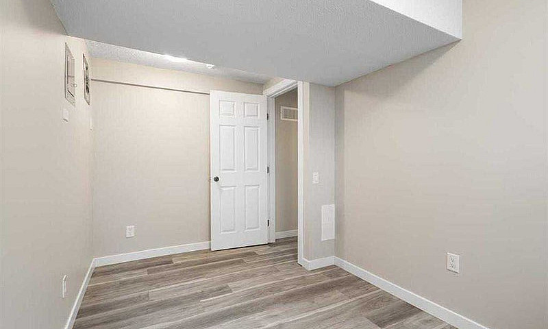 2 Bed+Den,1 Bath New...