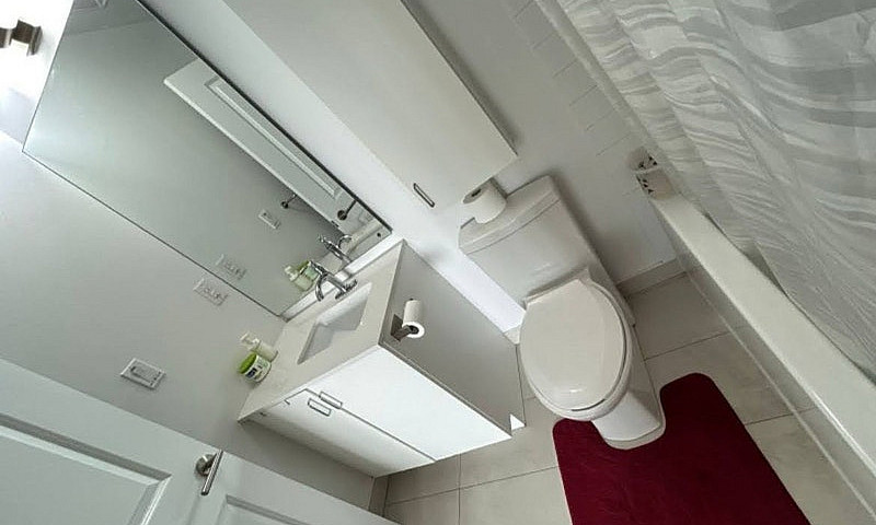 Bright & Spacious 2 ...