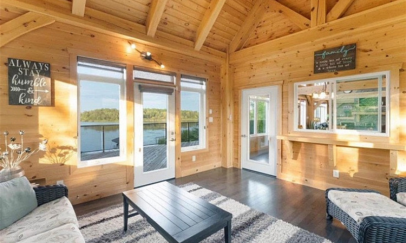 Luxury Waterfront Dr...