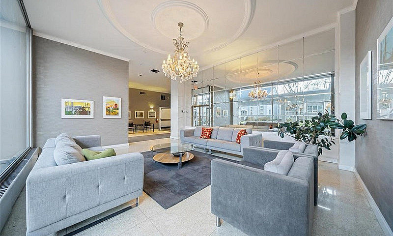 Luxury Condo On Well...