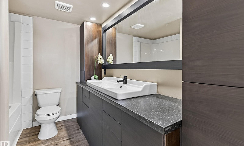 Bright 2 Bed + Den C...