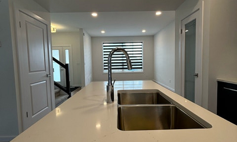 **3Bed 2.5Bath House...