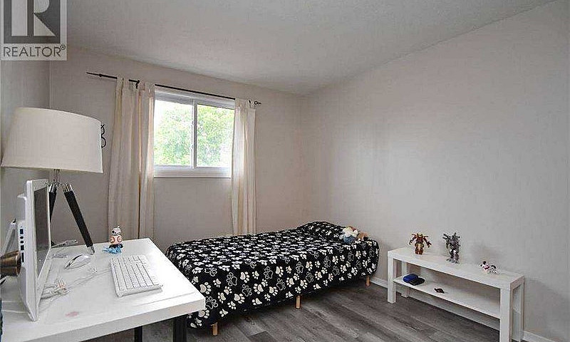 Nov 1 - 3 Bed 2.5 Ba...