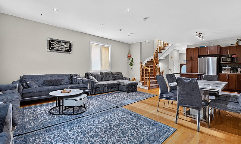 End Unit 3Bd, 3 Bath...