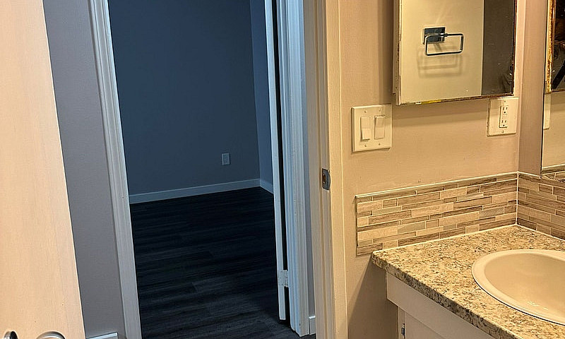 5407 Hillview Cresce...