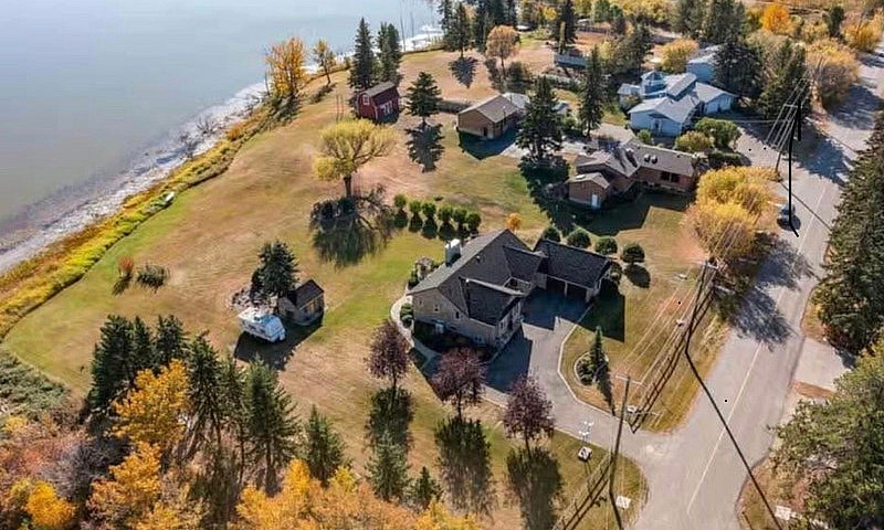 Home For Sale In Lac...