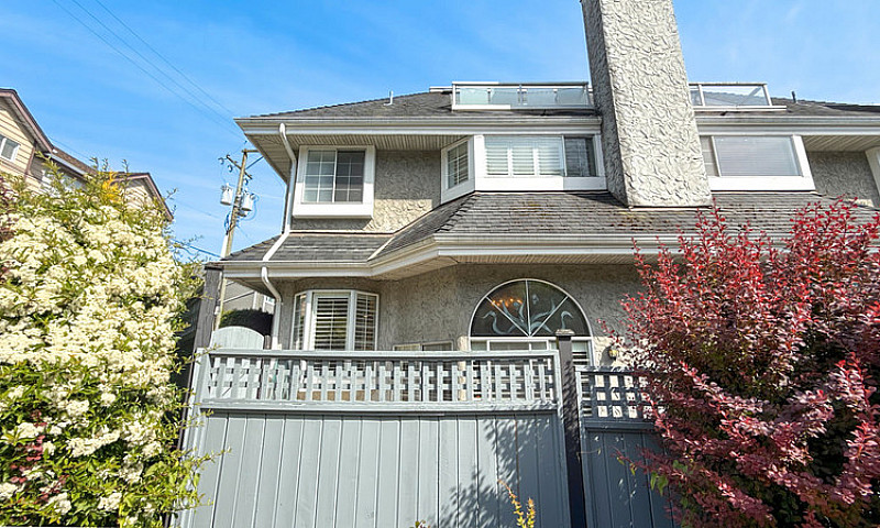 3 Bedrooms ,2.5 Bath...