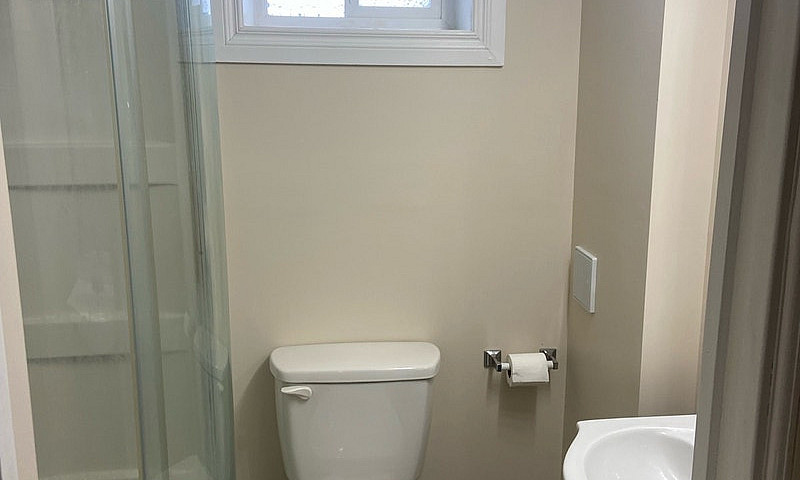 Basement Suite For R...