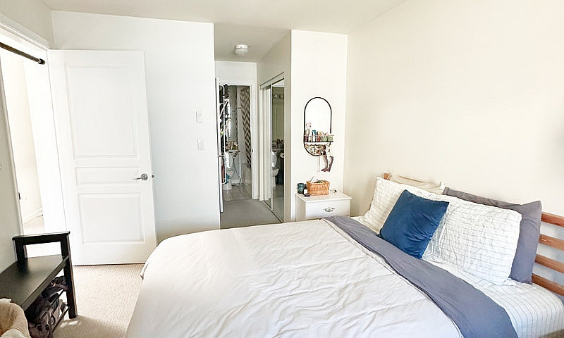 Bright & Spacious 1B...