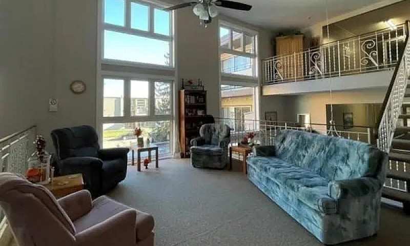 Spacious Top-Floor C...